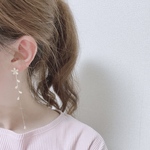小花のロングチェーンノンホールピアス