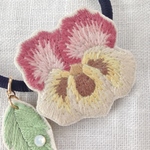 大きなパンジー＊刺繍ヘアゴム（ピンク）