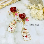 2way໒꒱·̩͙トランプ猫ちゃん(RED)のピアス(イヤリング・ノンホール樹脂変更可) 金属アレルギー対応 送料無料 パーツ変更無料