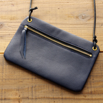 《LIONA》フラットレザーサコッシュ　ネイビー