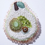 ラフランスの刺繍ブローチ