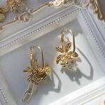 ☆new☆【ゴールド・メタルフラワーのフープピアス】ゴールドフープ/メタルフラワー/ジャラジャラチャーム/大ぶり/ピアス/アシンメトリー/個性的