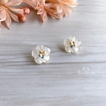 高瀬貝の白いお花ボタン＊イヤリング