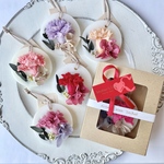 母の日　ギフトボックス入り カーネーション のプリザーブドフラワー　アロマワックスサシェ