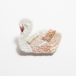 《ﾌﾞﾛｰﾁ》1点モノ 白鳥のビーズ刺繍ブローチ ピンク
