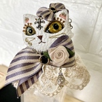 miniフェイクレザー猫ブローチ 白猫×ストライプリボン グレー