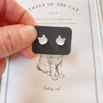 白　猫ピアス