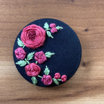 刺繍くるみボタン（ヘアゴム/ブローチ）