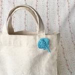 小さなマダラトビエイのフェルトブローチ