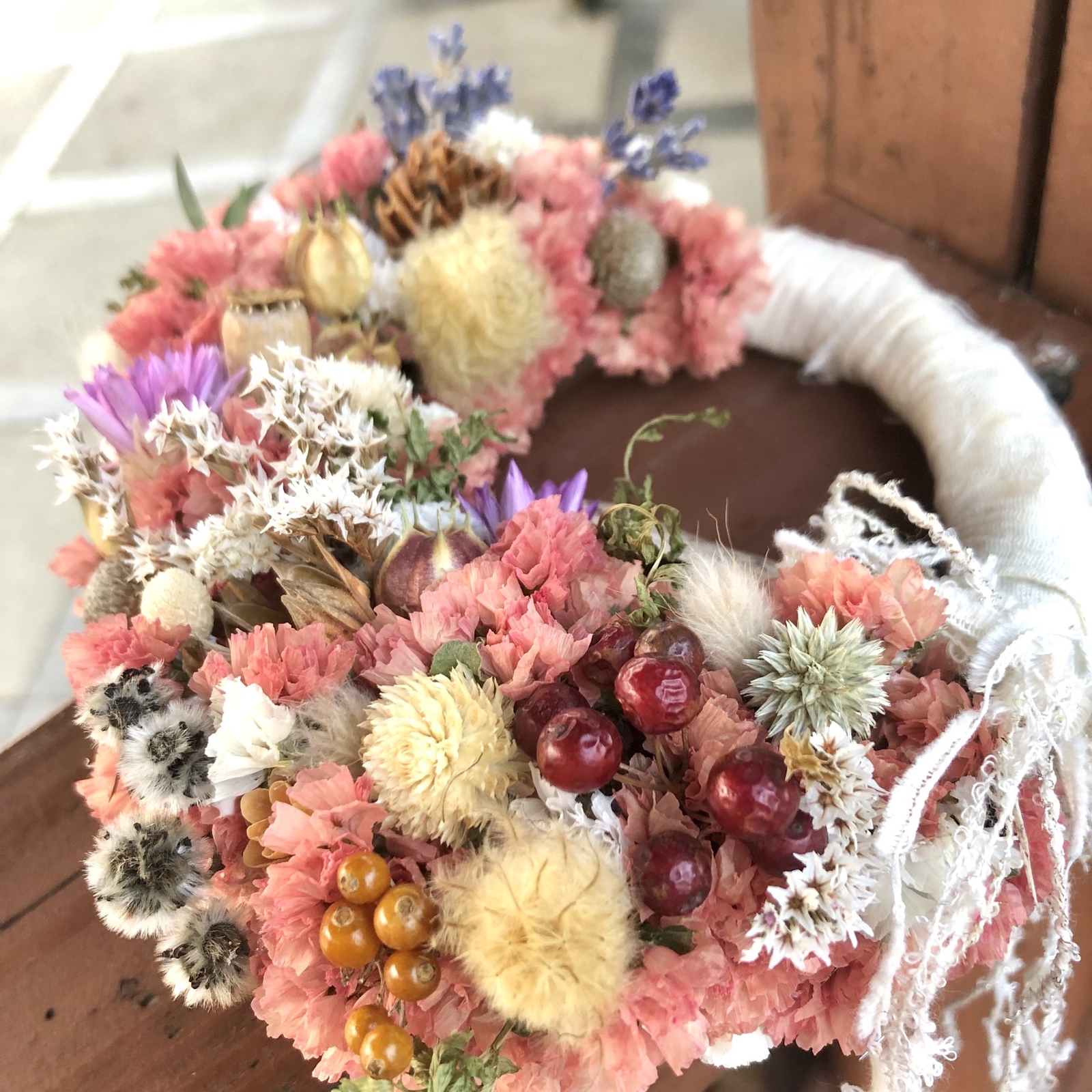 スターチスっ花々と木ノ実のリース