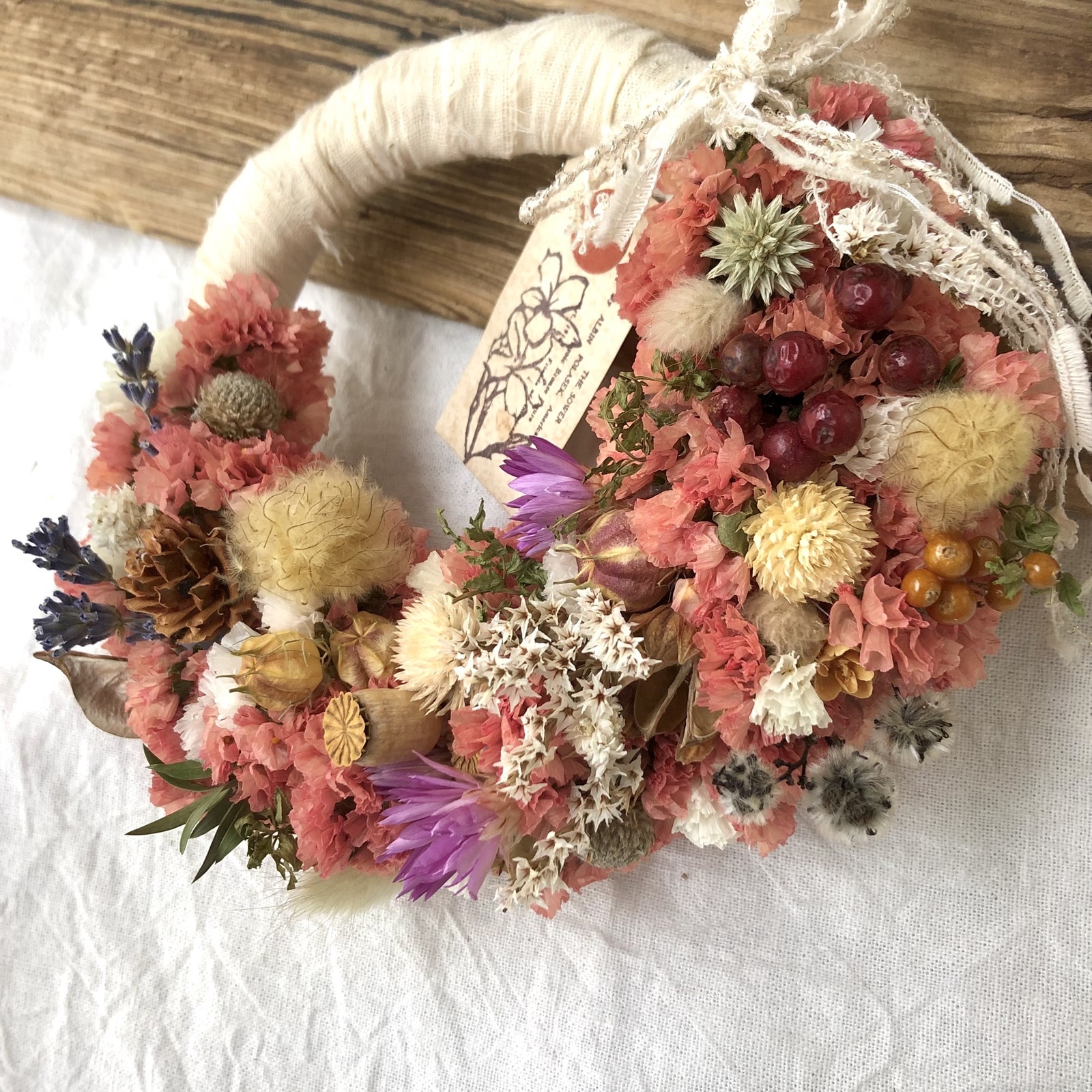スターチスっ花々と木ノ実のリース