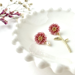[ For mom ]ガーベラ+淡水パール＋チャーム（アシンメトリー）ピンク／ビーズ刺繍ピアス、イヤリング