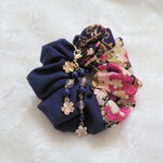 枝垂れ桜風チャーム付き金色ラメプリント枝垂れ桜柄×無地生地綿生地シュシュ紺色