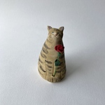 カーネーションをどうぞ（キジトラ）