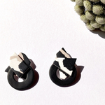 KAKU 牛柄×ブラックサークル　ベージュ × ホワイト× ブラックの組み合わせ スタッドピアス (イヤリング対応) ポリマークレイ　樹脂粘土 カジュアル にも キレイめにも　