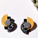 semicircle 黒大理石×ストライプ　ピアス　大理石風パーツにブラック×マスタードイエローを合わせた、ストライプの効いたスタッドピアス(アレルギー、イヤリング対応) ポリマークレイ　樹脂粘土