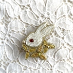 うさぎ　花　ビーズ刺繍ブローチ