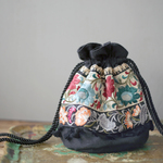 Sサイズ✴︎インドブレード＆麻スラブ　丸底ミニ巾着バッグ　刺繍　赤・緑色　マルチカラー花柄　スパンコール　ミニタッセル