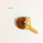 ぎゅーっとするキツネさんのブローチ
