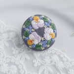 ビオラのリース 刺繍ブローチ くるみボタン