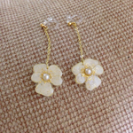 白いお花のイヤリング
