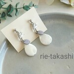 デザインチェーンとシェルビーズが揺れるピアス  ショートサイズ