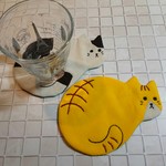 ふりむきニャンコのコースター＊茶シロ・ブチ