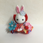 つまみ細工のお花をつけたうさぎさん  赤