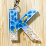 海のイニシャルキーホルダー K