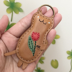 本革　レザー　猫　キーホルダー　バッグチャーム　チューリップ　花　かわいい