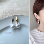 NEW!ぷっくり大粒スズマルが揺れるフックピアス（color：パールホワイト）