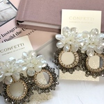しろいお花とブラックビジューのピアス