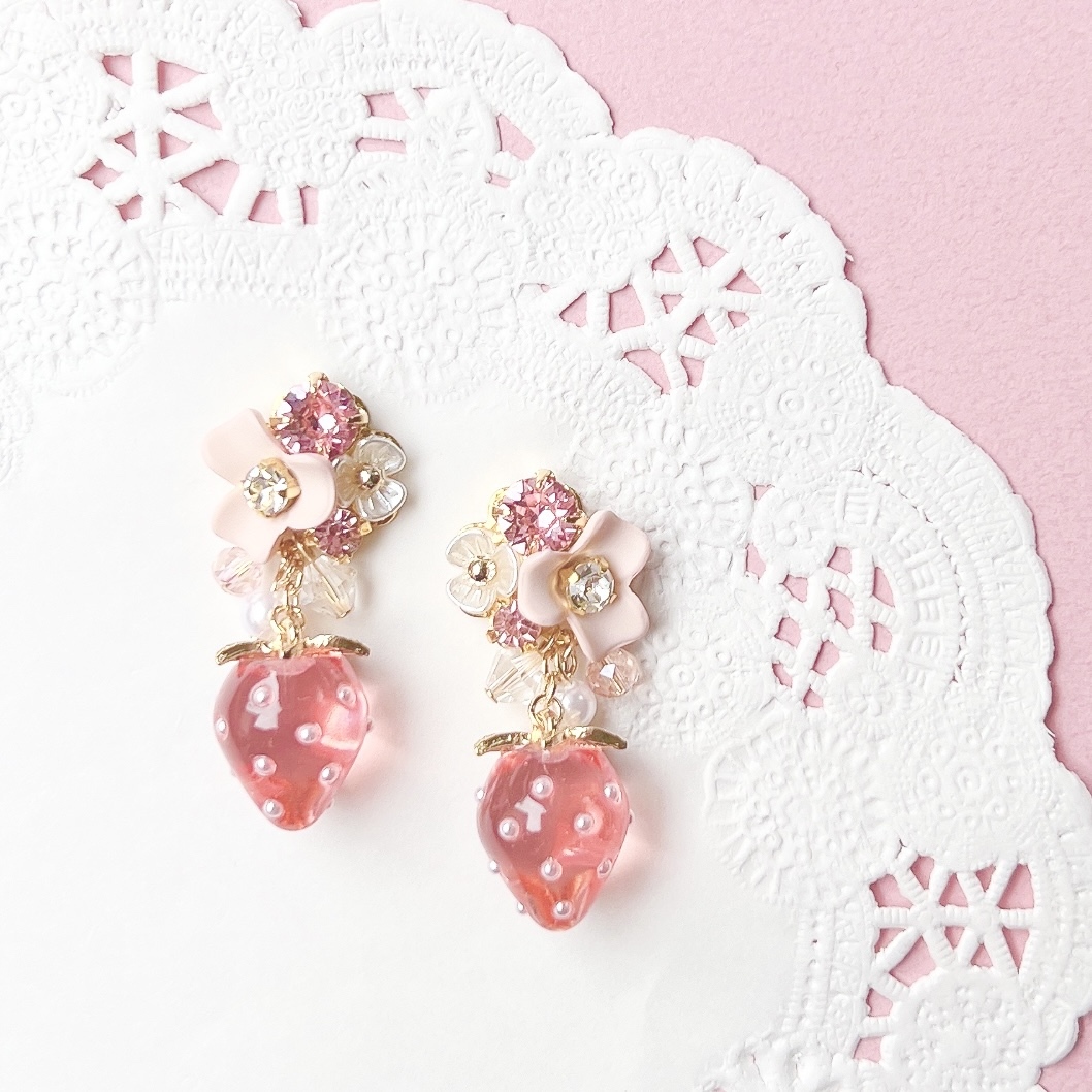 大人気♡ sweet strawberry フラワービジュー ピアス/イヤリング