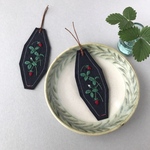 野苺刺繍のリネンのしおり