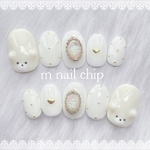 ふんわり白色　ベージュ　くまさんネイル