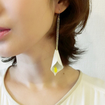 再販【片耳】揺れるカラーの花のチェーンピアス