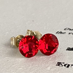 スワロフスキー　クリスタル　スカーレット　ピアス　6mm                    赤　レッド　明るい　原色　ビビッド　純色　レッドカラー