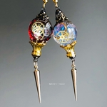 紅魔法陣と白銀の三日月ランタンピアス　イヤリングスチームパンク球体　宇宙　レジンメンズアクセサリーにも★