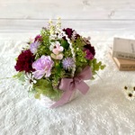 母の日にも♡カーネーションとデイジーのバスケット♡　　　　　フラワーバスケット　母の日　結婚祝い　引越し祝い　出産祝い　退職祝い　卒業　入学　お祝い　記念日　ギフト　誕生日　送別　プレゼント
