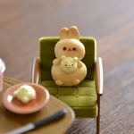 くまメロンパンを自慢するうさきさん🐰ブローチまたはマグネット
