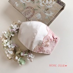 💓ワイド幅　生成り播州織とリフレクールで作った立体マスク　スカラップローズ刺繍チュールレース&モーヴピンクリボン　一粒シャンパンカラーパールビーズのせ　ポケットタイプ