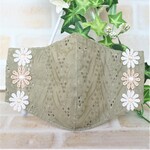 お花のレース飾りが可愛い　くすみカーキー色地の穴あき刺繍レースマスク