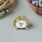 【ご予約品】ハリネズミの手刺繍ブローチ