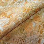 白・黄土色 京友禅 読み本に草花模様 正絹紋意匠(あられ) 緞子 丹後ちりめん No.53 【長さ50cm×幅35cm】着物の解き 和布 生地 はぎれ リメイク素材 silk100%