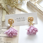 《 くすみピンク 》 フラワー　コットンパール　花びら　タッセル　イヤリング　＊　キラキラ　花　レジン　お洒落　 結婚式　ウェディング　お呼ばれ　プレゼント　プチギフト　蝶バネイヤリング　