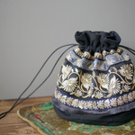 【ラスト1点】Mサイズ✴︎インドブレード＆麻スラブ　丸底巾着バッグ　刺繍　フリンジ　花柄　グレー　ホワイト　ネイビー　スパンコール　リネン　麻