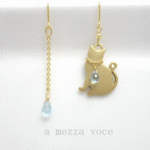 ネックレスをした猫のピアス＊スカイブルートパーズ