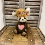 胸にサーモンピンクのレッサーパンダ