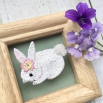 ウサギと桜の刺繍ブローチ