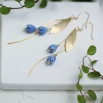 ＊ネモフィラ色の蕾と蔓のボタニカルピアス＊イヤリングに変更可能＊ライトブルー